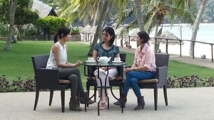 背对南中国海，三个女人在关丹海边聊健康话题