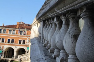 古老的拱桥，见证威尼斯的水起水落